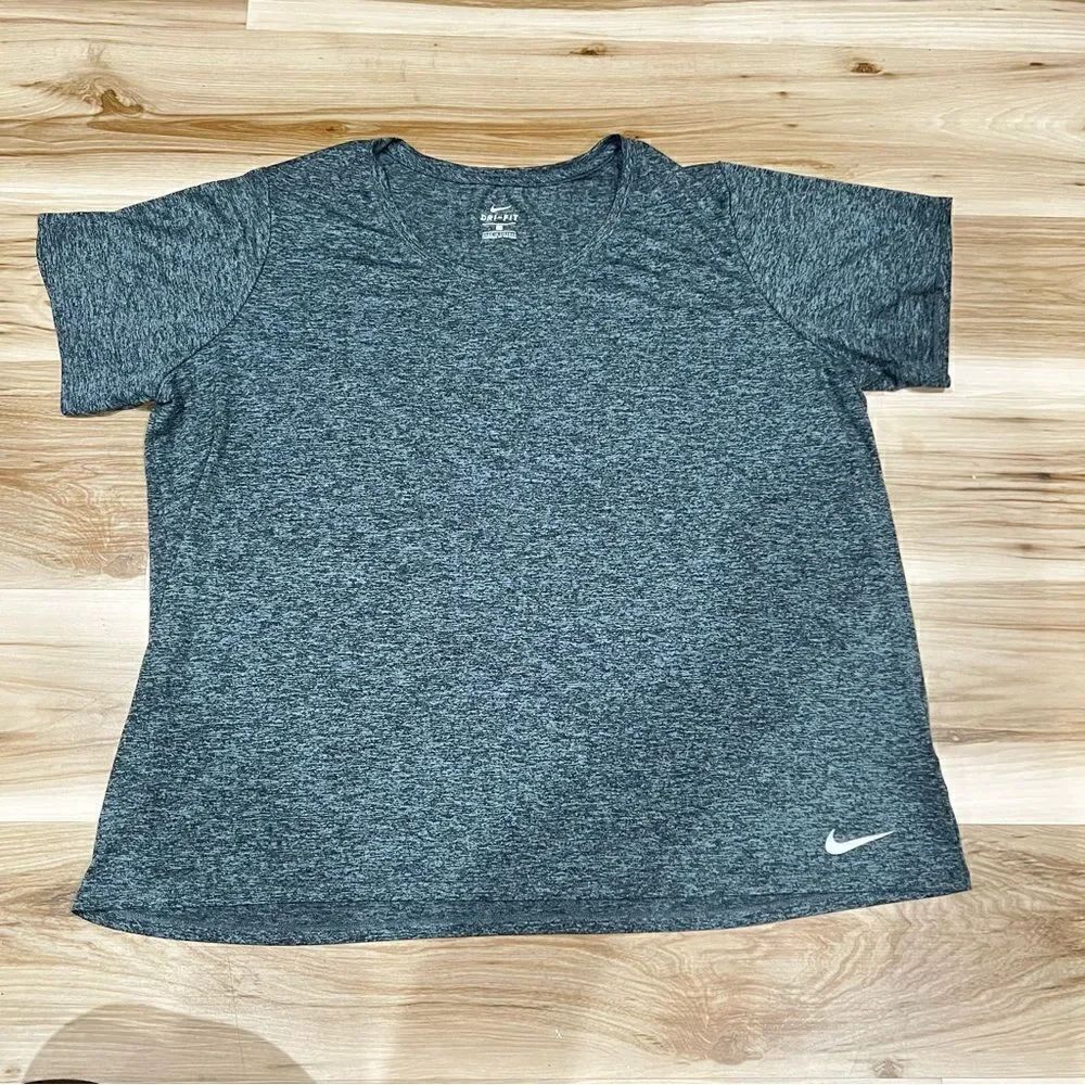 Nike
Dri Fit Heathered Grey Short Sleeve Tee Shirt Men’s 2XL
